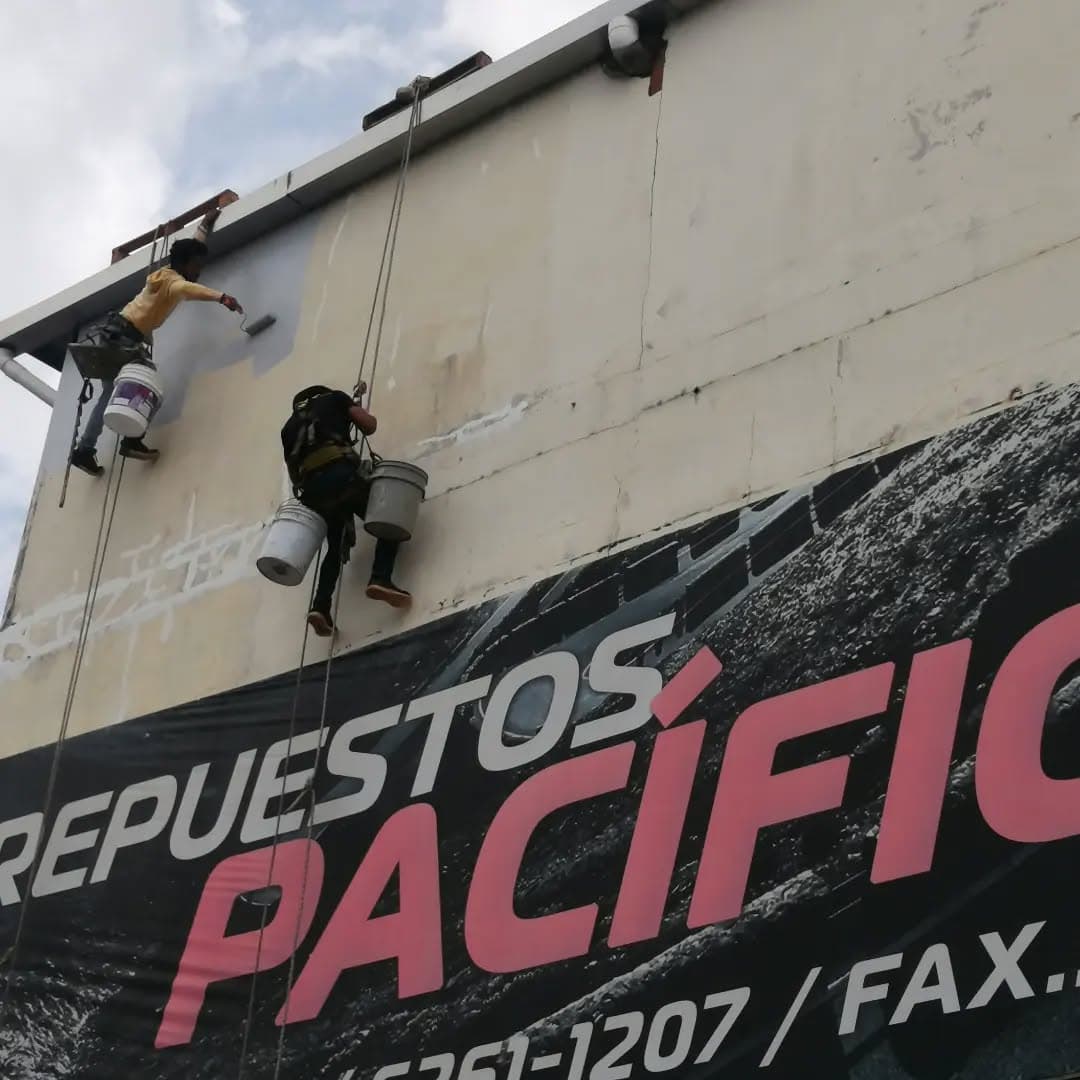 Pintura en fachada de local comercial